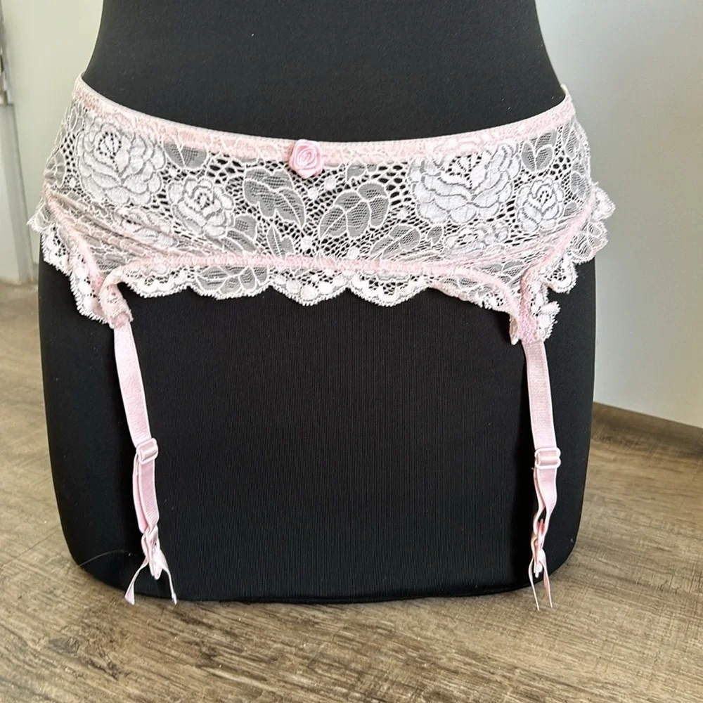 NWT Y2K Vintage Victoria’s Secret Lace Garter Belt size M